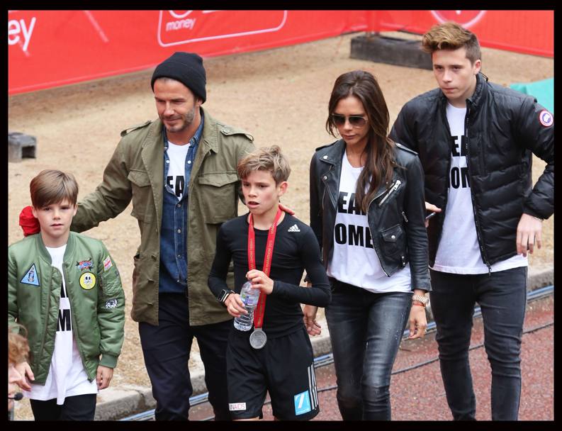 David e Victoria Beckham con tre dei loro quattro figli alla Maratona di Londra nel 2015 (LaPresse)